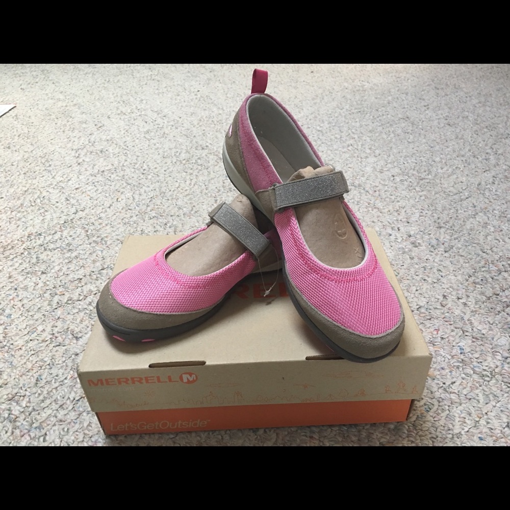 Women’s 9.5 Merrell Mary Jane style summer shoe